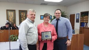 WALTON AND OKALOOSA UNITED WAY PRESIDENT Ken Hinrichs presents Walton School District Superintendent Carlene Anderson and School District Board Chair Jason Catalano with an award for the district’s participation in fund raising for the organization. (Photo by Alicia Leonard)